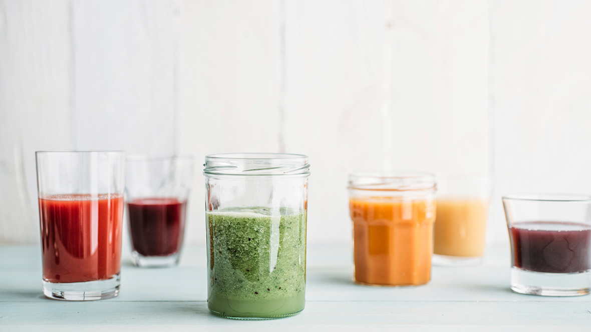 Gesund: Gläser mit grünen, roten und orangen Smoothies - wir haben die Rezepte dazu.