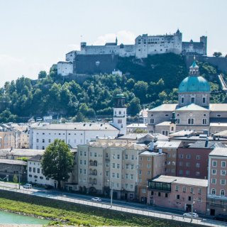 Blick auf die Stadt Salzburg mit Festung Hohensalzburg und Salzach