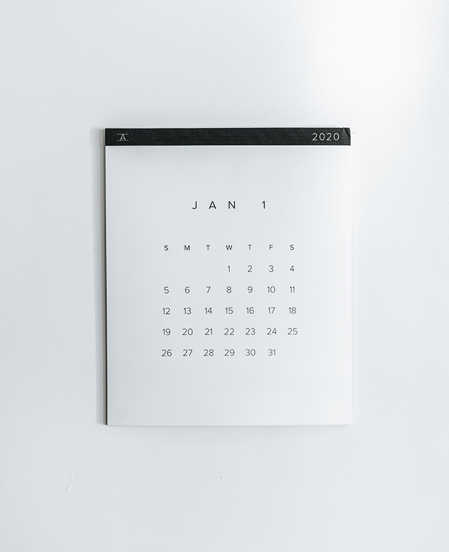 Weißer Metallkalender mit schwarzen Zahlen im Monat Januar.