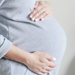 Bauch einer Schnwangeren im Profil