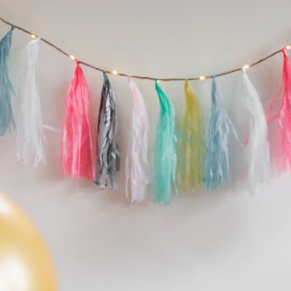 Partydekoration zur Geburt mit Luftballons und Lichterkette