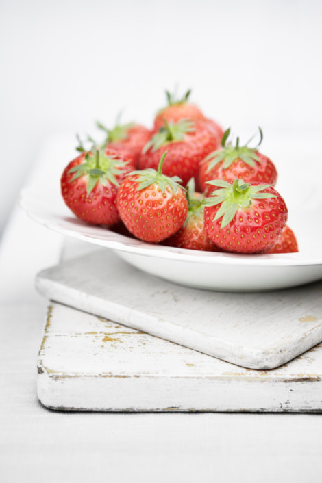 Erdbeeren auf einem weißen Tellerrand