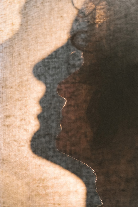 Schattenbilder eines weiblichen Gesichts im Profil