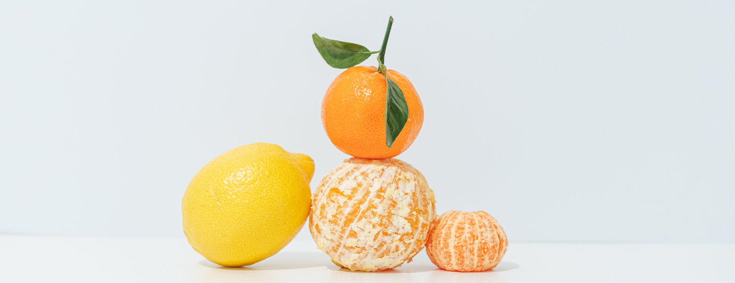 Vitamin-C-Bombe: Teils geschälte Orangen, Mandarinen und Zitronen; ansprechend drapiert
