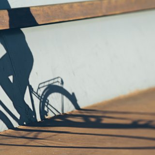 Wandschatten einer Radfahrerin mit Fahrradkorb