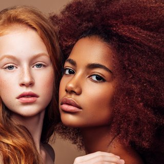 Zwei junge Frauen mit unterschiedlichen Haarstrukturen fragen sich: Welches Stylingprodukt ist für meine Haare das richtige?