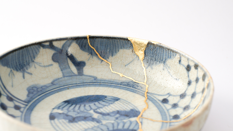 Blau-weiß gemusterte Schale, mit der japanische Reparaturtechnik Kintsugi verschönert