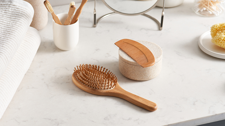 Nachhaltige Badezimmerutensilien wie Kamm und Bürste aus Holz - zum Frisieren nach der Haarmaske