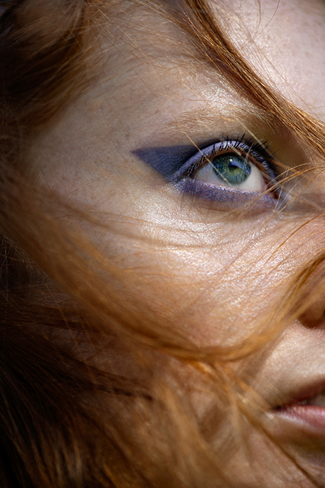 Gesicht einer Frau mit auffälligem pastellfarbenem Augen-Make-up
