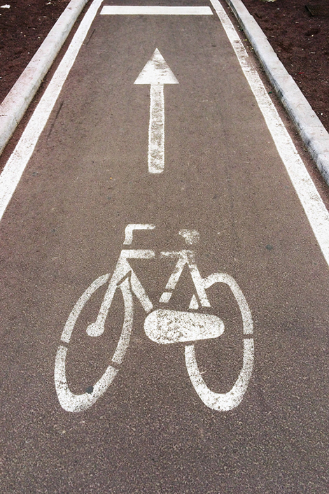 Weiße Markierung am Boden zeigt Weg zum Radfahren an