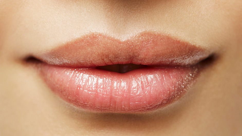 Lipgloss auf vollen Lippen
