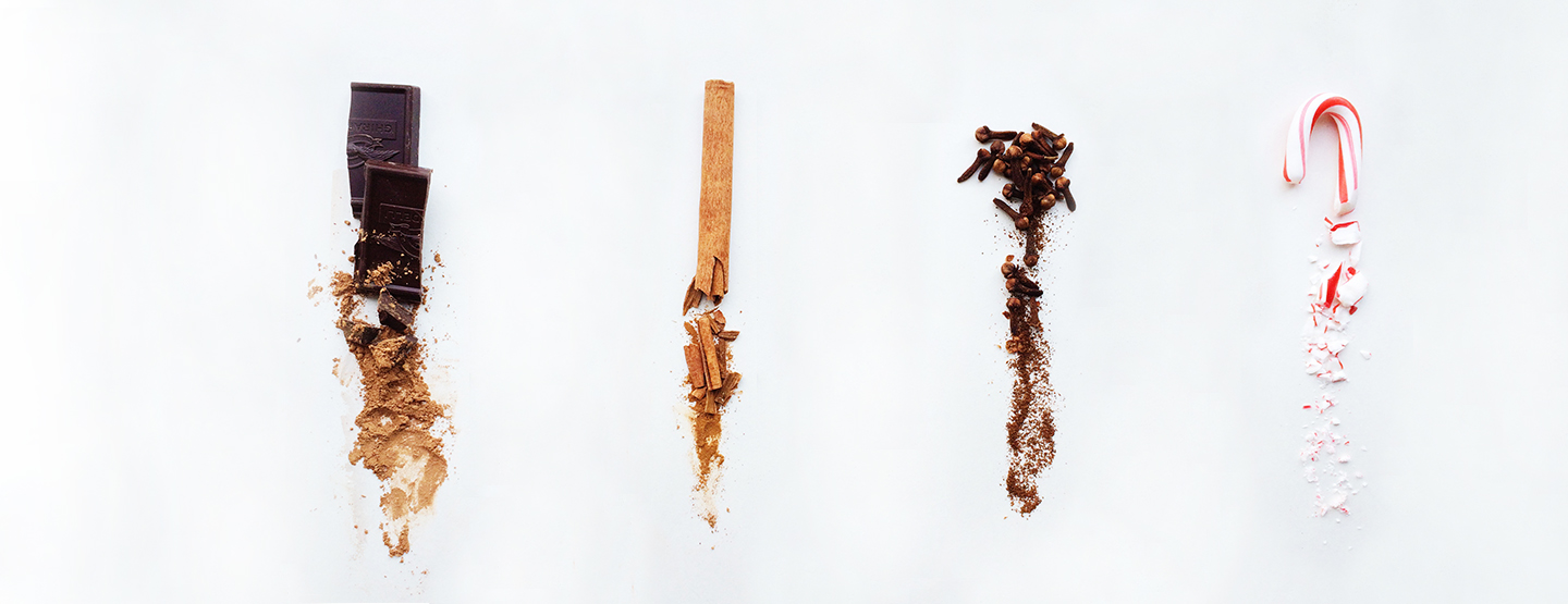 Schokolade, Zimt, Nelken und eine Zuckerstange - teils zerbröselt