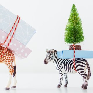 Spielzeug Figuren Giraffe, Zebra und Bär mit Geschenken am Rücken