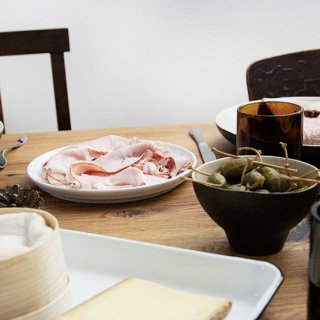 Gedeckter Frühstückstisch mit Brot, Wurst und Käse