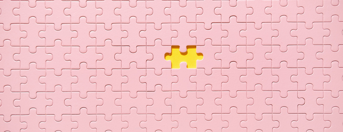Rosa Puzzle mit fehlendem Teil - beim puzzeln hilft es, Geduld zu haben