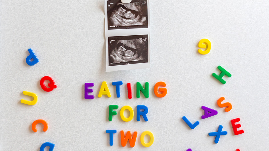 Zwei Ultraschallbilder, darunter in bunten Lettern der Schriftzug "Eating for two"