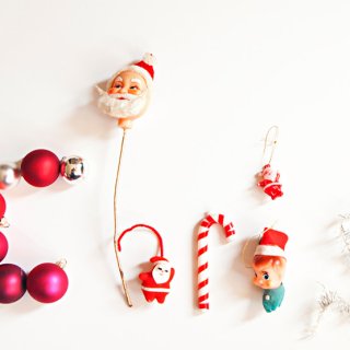 Christmas - geschrieben mit Christbaumkugeln, Zuckerstangen und weiteren weihnachtstypischen Accessoires