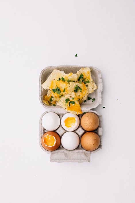 Eier und zerkleinertes Omelette im Eierkarton