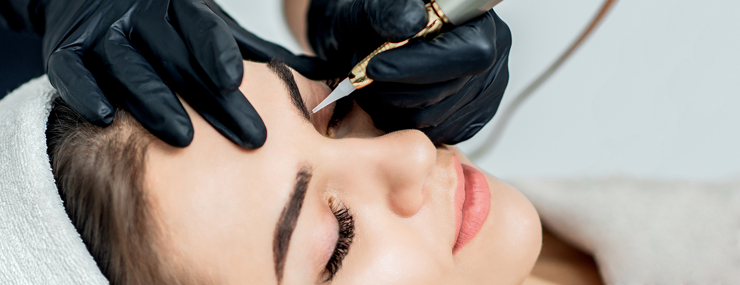 Frau bekommt Permanent Make-up von einer Kosmetikerin