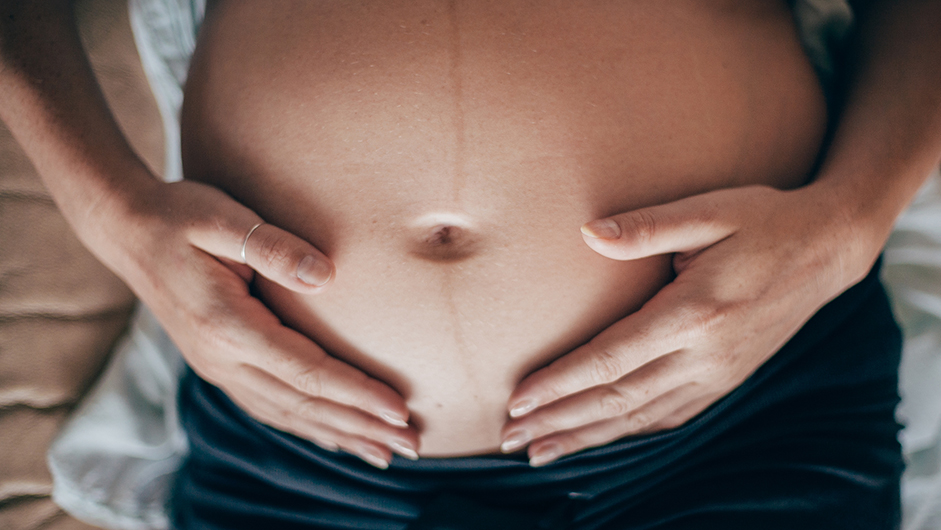 Frau gönnt sich sanfte Massage in der Schwangerschaft