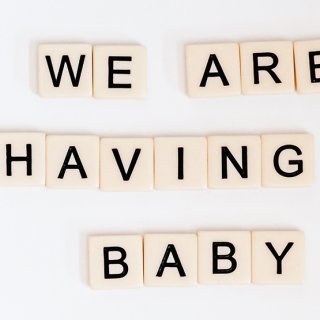 Mit Buchstabensteinen geschrieben: We are having a Baby