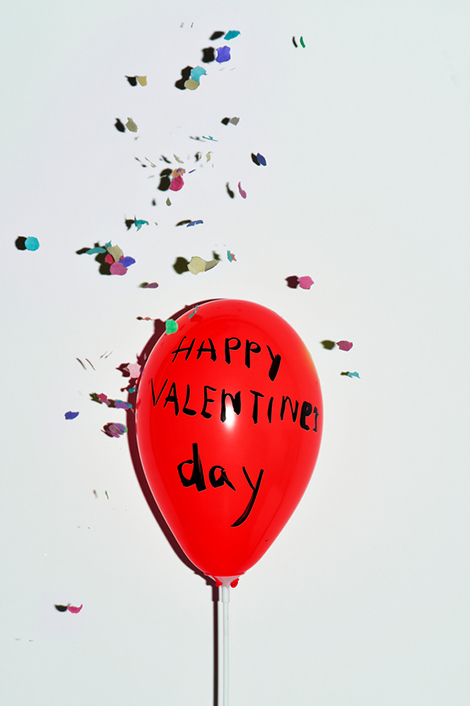 Konfetti und Luftballon mit der Aufschrift "Happy Valentines Day"