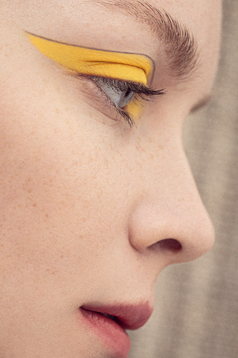 90s Make-up modern geschminkt: gelber Lidschatten