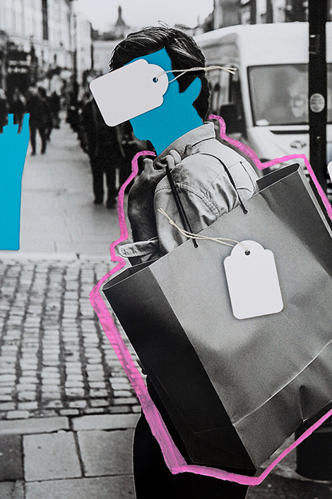 Collage: Mann mit Shopping Bag und Preisschild vorm Gesicht