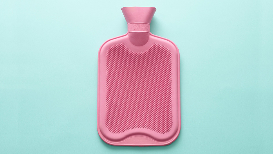 Rosa Wärmflasche auf mint-türkisem Hintergrund