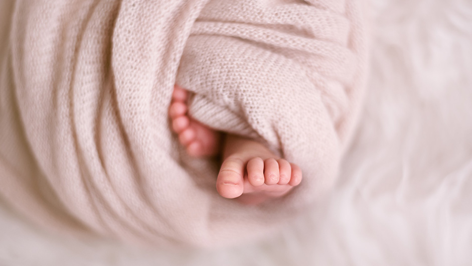 Babyfüßchen, eingewickelt in einer Decke