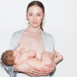 Stillende Mutter mit Baby in den Armen