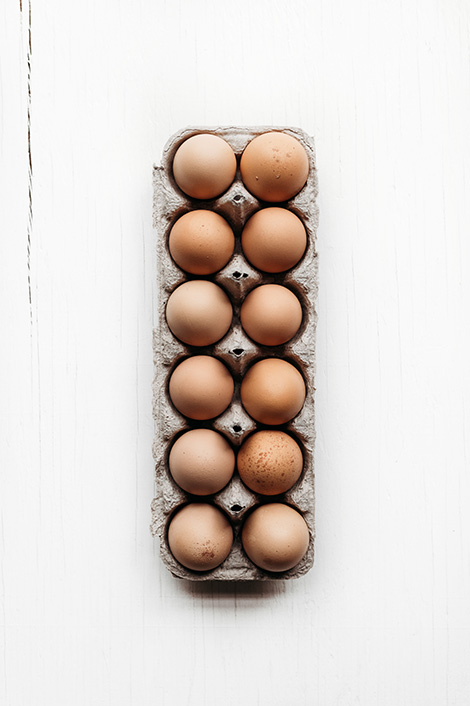 Eierkarton mit zehn Hühnereiern