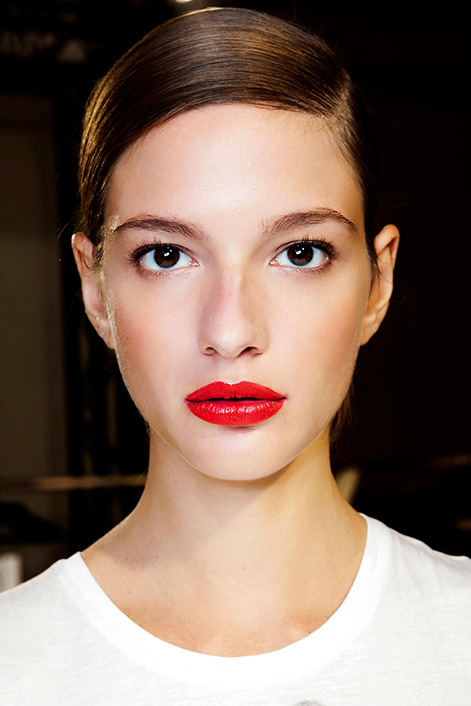 Model mit kräftig rotem Lippenstift