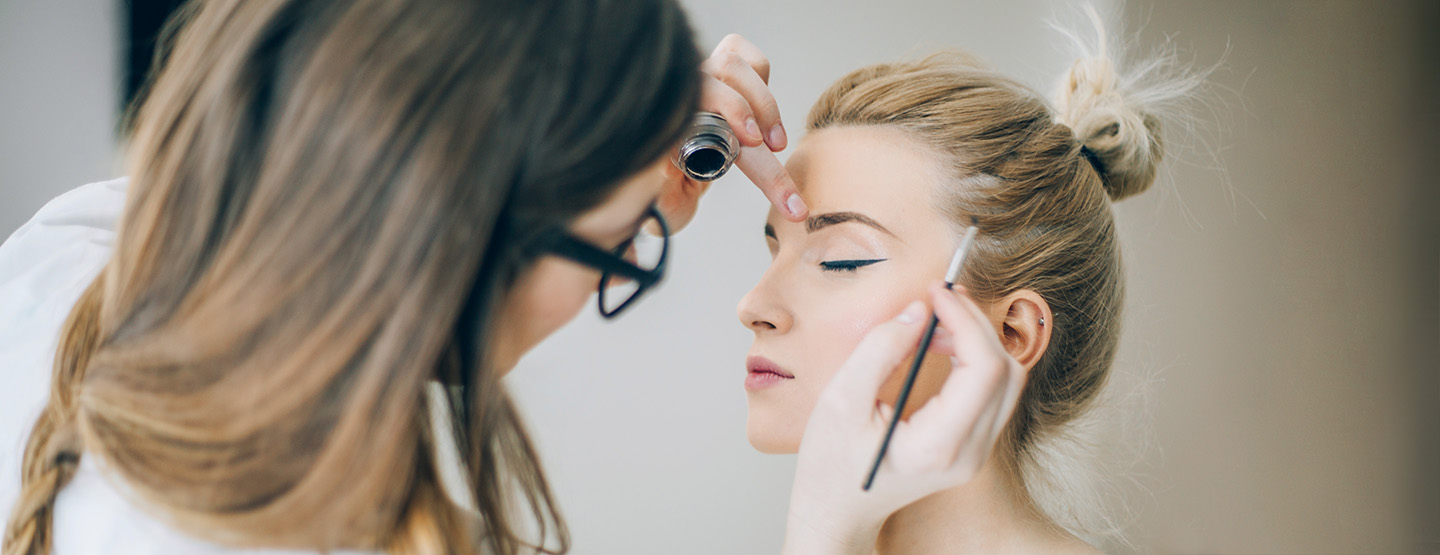 Junge Frau wird professionell von einer Make up-Artistin geschminkt