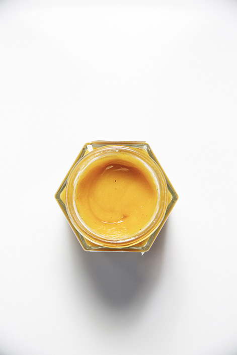 Topshot eines sechseckigen Honigglases