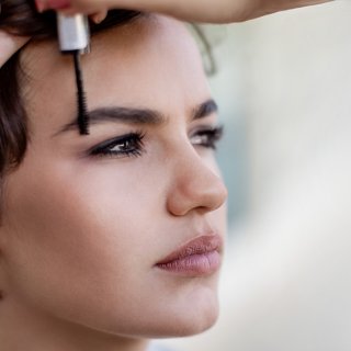 Frauenkopf im Seitenprofil, Augenbrauen geschminkt mit Augenbrauenstift von dm