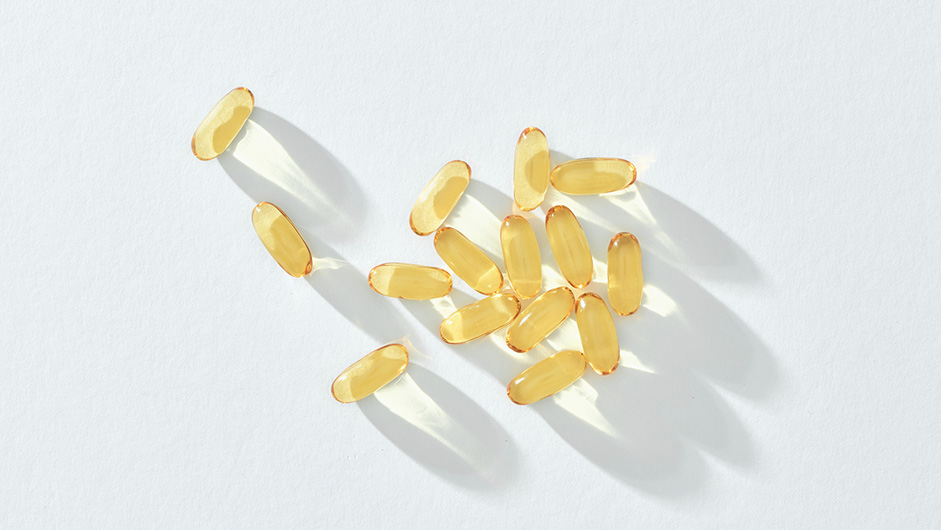 Biotin Beauty-Vitamin Kapseln auf weißem Untergrund