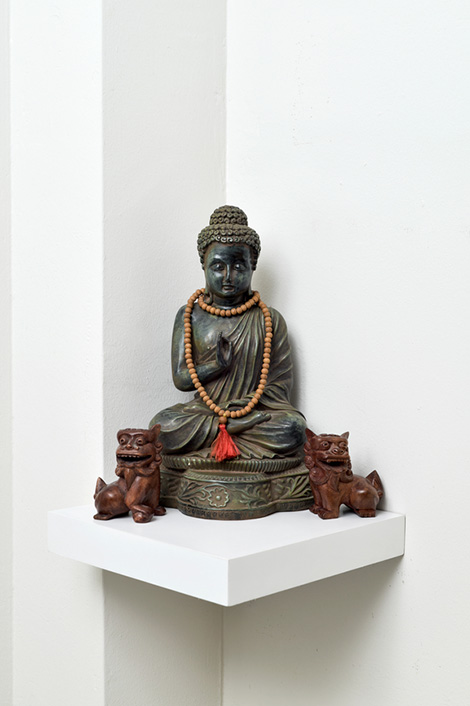 Figuren: Buddha mit zwei kleinen Löwen links und rechts