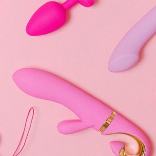 Verschiedene Vibratoren in Pink auf rosa Untergrund