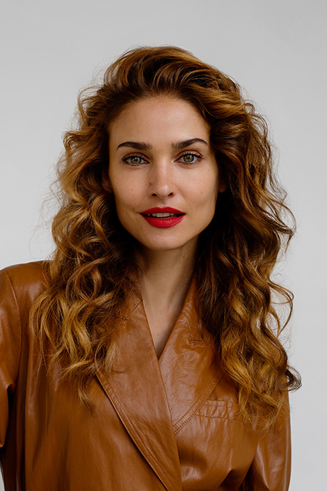 Frau mit rot geschminkten Lippen und braunem Haar, das in Balayage-Technik gefärbt ist