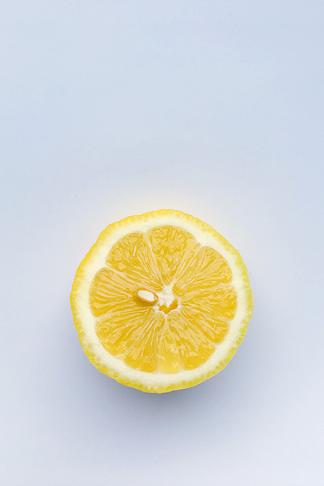 Eine aufgeschnittene Zitrone: Kann sie beim Aufhellen der Haare helfen?