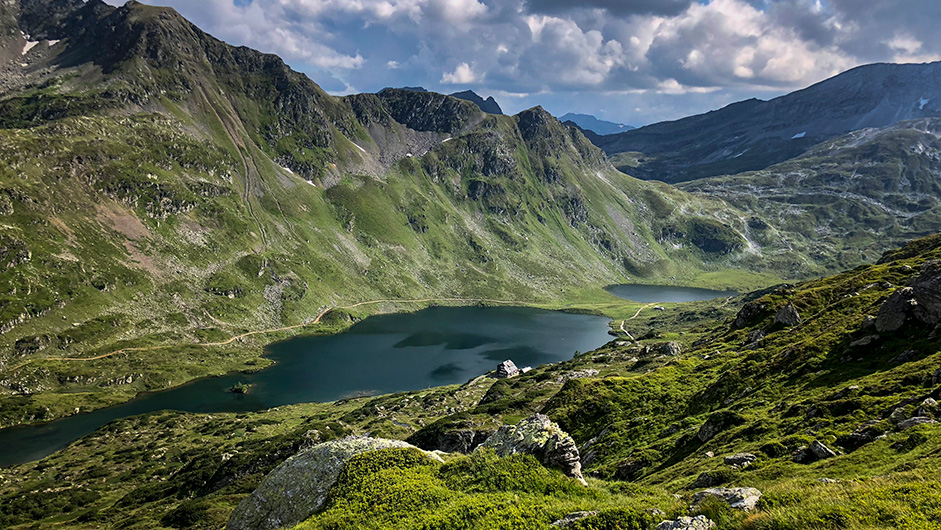 Alpenpanorama mit Seen und Bergen