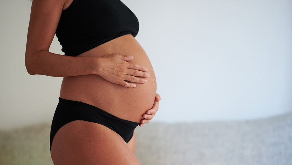 Hochschwangere Frau kurz vor den Wehen