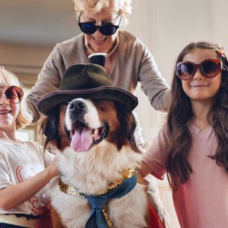 Glem vital Imagebild verkleidete Familie mit Hund