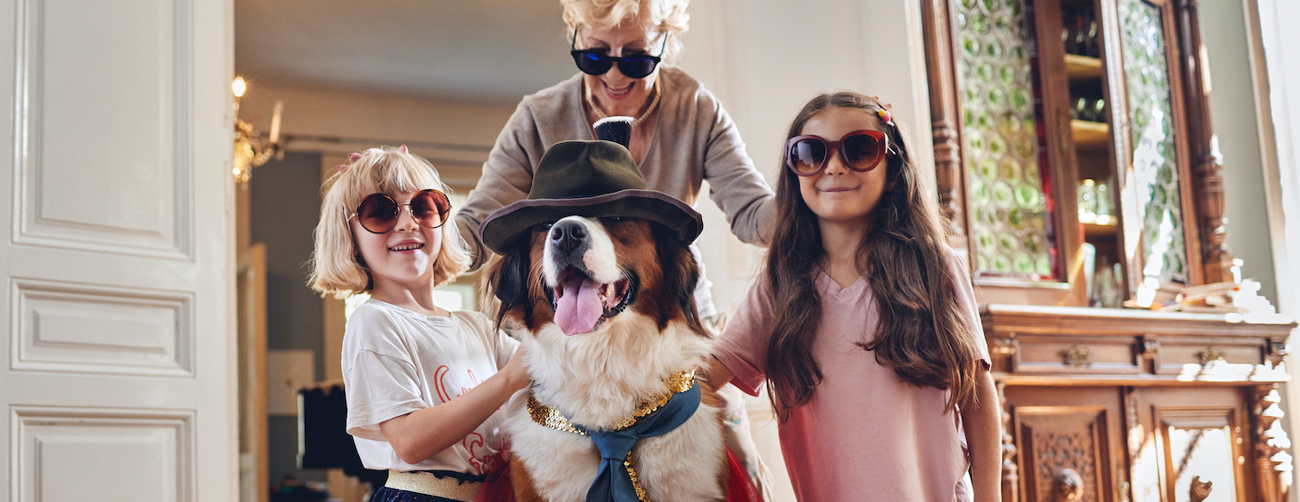 Glem vital Imagebild verkleidete Familie mit Hund